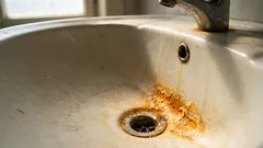 Gula fläckar? Strö över en nypa hemlagat pulver så kommer du knappt att känna igen ditt handfat